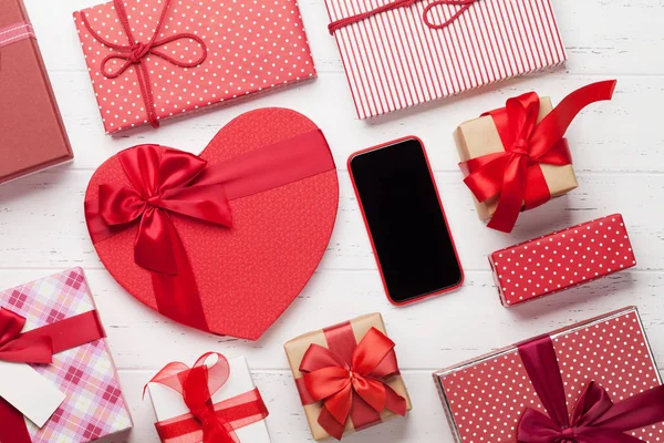 Biglietto Auguri San Valentino Con Scatole Regalo Smartphone Sfondo Legno — Foto Stock