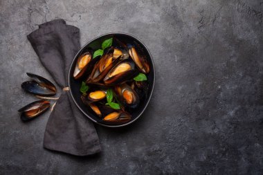 Domates soslu midyeler ve fesleğen yaprakları. Üst görünüm düzlüğü kopyalama alanı ile yatıyordu