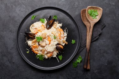 Karides, karides, midye ile lezzetli deniz ürünleri risotto. Parmesan peyniri ve maydanoz la süslenmiş. Üst görünüm düz yatıyordu
