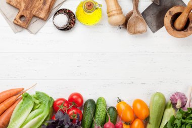Çeşitli çiğ organik sebzeler, otlar ve baharatlar. Taze bahçe vejetaryen gıda. Kopyalama alanı ile ahşap masa üzerinde üst görünümü