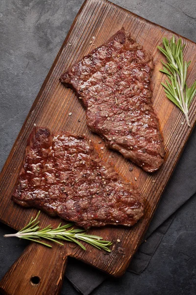 Grilovaný Hovězí Steak Dřevěné Desce Horní Pohled Rovný — Stock fotografie