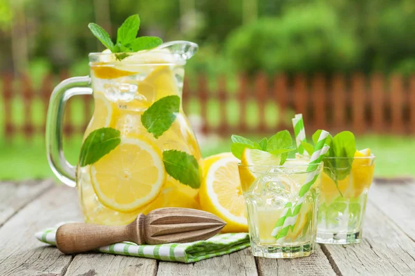Limonade Mit Zitrone Minze Und Eis Auf Dem Gartentisch — Stockfoto