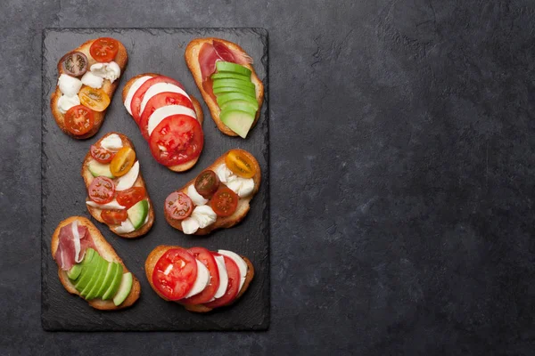 Traditionelle Spanische Tapas Mit Tomaten Mozzarella Avocado Und Prosciutto Auf — Stockfoto