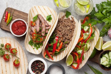 Tortilla 'da etli ve sebzeli Meksika tacoları. Ve Caipirinha kokteyli. Taş masadaki en üst manzara. Düz yatıyordu