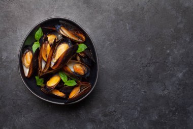 Domates soslu midyeler ve fesleğen yaprakları. Üst görünüm düzlüğü kopyalama alanı ile yatıyordu