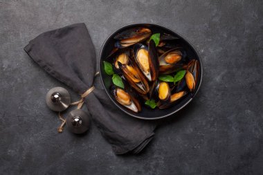 Domates soslu midyeler ve fesleğen yaprakları. Üst görünüm düzlüğü