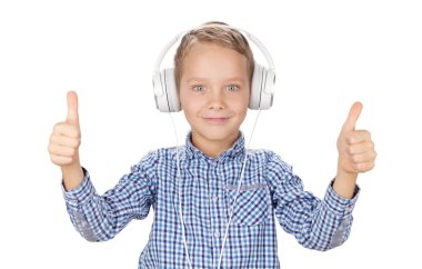 Kulaklıkla müzik dinleyen ve baş parmak kaldıran genç bir çocuk. Beyaz arkaplanda izole