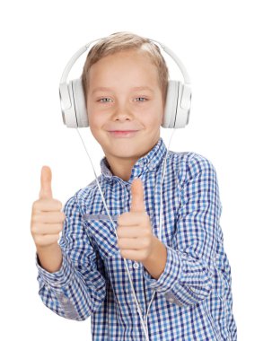 Kulaklıkla müzik dinleyen ve baş parmak kaldıran genç bir çocuk. Beyaz arkaplanda izole