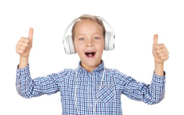 Kulaklıkla müzik dinleyen ve baş parmak kaldıran genç bir çocuk. Beyaz arkaplanda izole