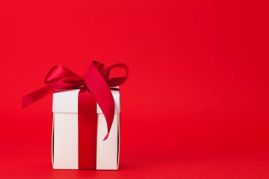 Sevgililer Günü hediye paketi kırmızı arkaplanda. Selamlarınız için fotokopi alanı da var.