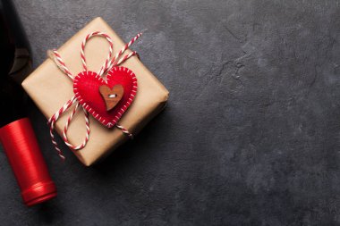 Sevgililer günü hediye kutusu ve şarap şişesi. Arka planda da da tebrik için fotokopi alanı var. Üst görünüm düzlüğü