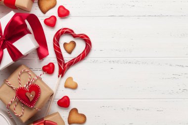 Sevgililer Günü hediye kutuları ve kalp şeklinde zencefilli kurabiyeler ahşap arka planda ve selamlarınız için fotokopi alanı var. Üst görünüm düzlüğü