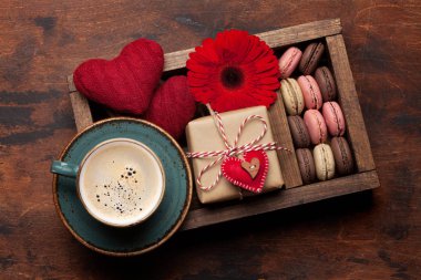 Sevgililer günü kartı, kahve ve şekerli.