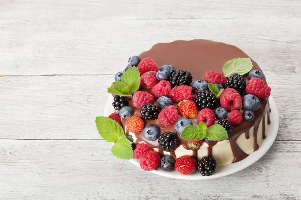 Pastel Chocolate Tarta Queso Con Bayas Mesa Madera Con Espacio —  Fotos de Stock