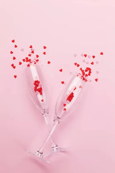 Champagne Glasögon Och Hjärtformade Sötsaker Semester Mall Jul Födelsedag Eller — Stockfoto
