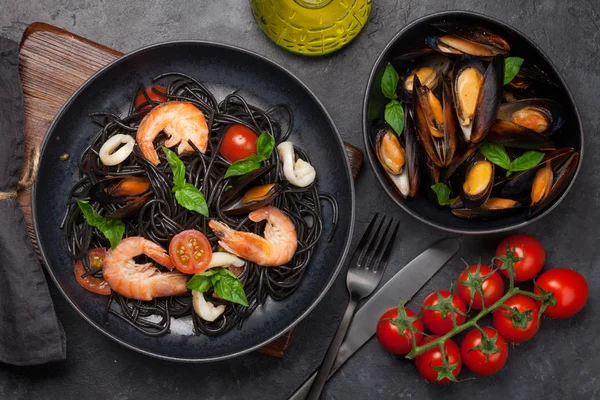 Schwarze Spaghetti Mit Meeresfrüchten Tomaten Und Basilikum Draufsicht Flach Gelegt — Stockfoto