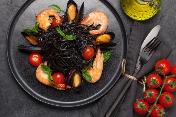 Schwarze Spaghetti Mit Meeresfrüchten Tomaten Und Basilikum Draufsicht Flach Gelegt — Stockfoto