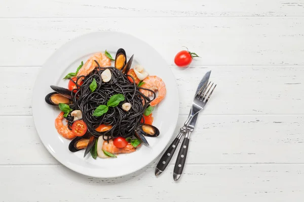 Schwarze Spaghetti Mit Meeresfrüchten Tomaten Und Basilikum Draufsicht Flach Lag — Stockfoto