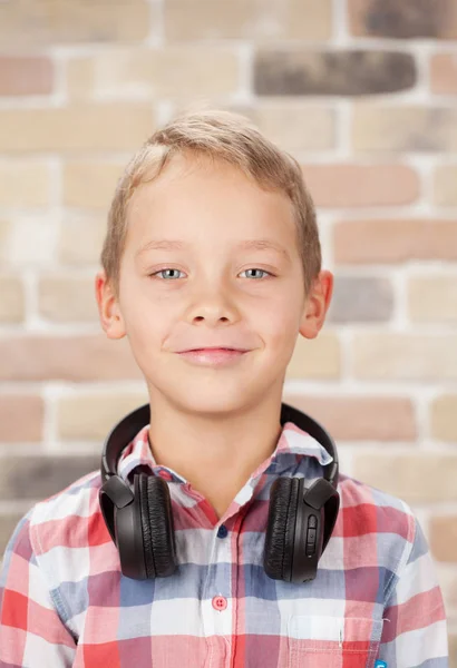 Niño Escuchando Música Con Auriculares — Foto de Stock