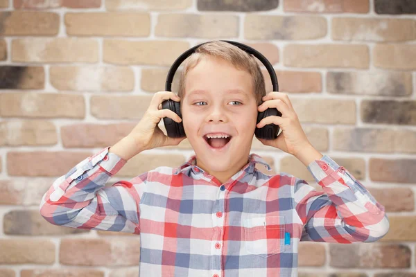 Niño Escuchando Música Con Auriculares — Foto de Stock