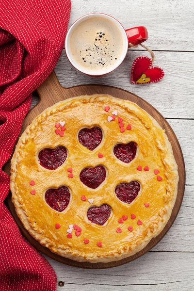 Hallonkaka För Alla Hjärtans Dag Med Hjärtan Och Kaffekopp Ovanifrån — Stockfoto