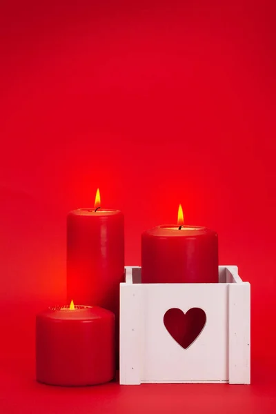 Поздравительные Открытки День Святого Валентина Горящими Свечами Красном Фоне Пространством — стоковое фото