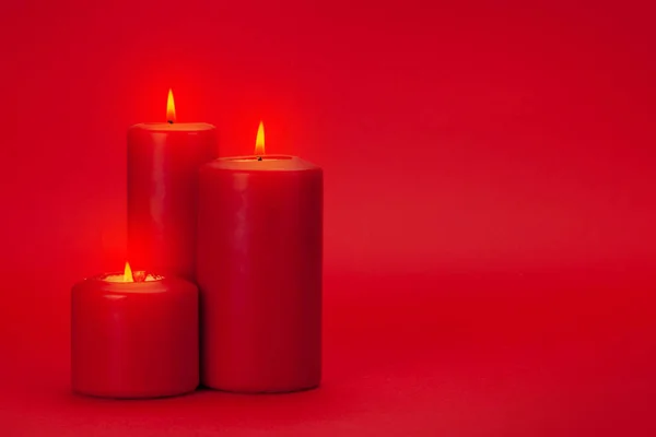 Walentynki Kartka Życzeniami Płonących Świec Czerwonym Tle Miejsca Ksero Pozdrowienia — Zdjęcie stockowe
