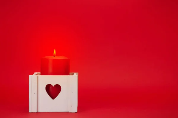 Walentynki Kartka Pozdrowieniami Płonącą Świecą Czerwonym Tle Miejsca Ksero Pozdrowienia — Zdjęcie stockowe