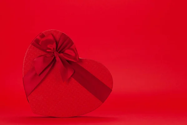 Caja Regalo San Valentín Sobre Fondo Rojo Con Espacio Copia —  Fotos de Stock