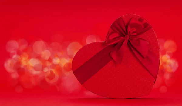 Sevgililer Günü Hediye Paketi Kırmızı Arka Planda Bokeh Selamlarınız Için — Stok fotoğraf