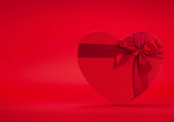 Caja Regalo San Valentín Sobre Fondo Rojo Con Espacio Copia — Foto de Stock