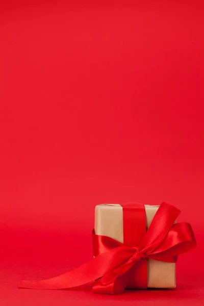 День Святого Валентина Подарункова Коробка Червоному Тлі Місцем Копіювання Вашого — стокове фото