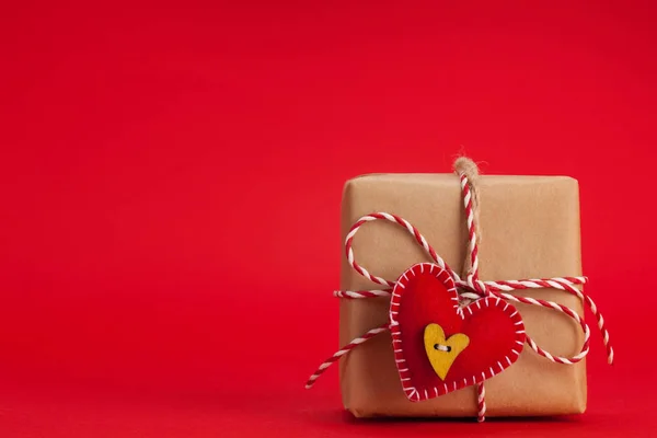 Caja Regalo San Valentín Sobre Fondo Rojo Con Espacio Copia — Foto de Stock