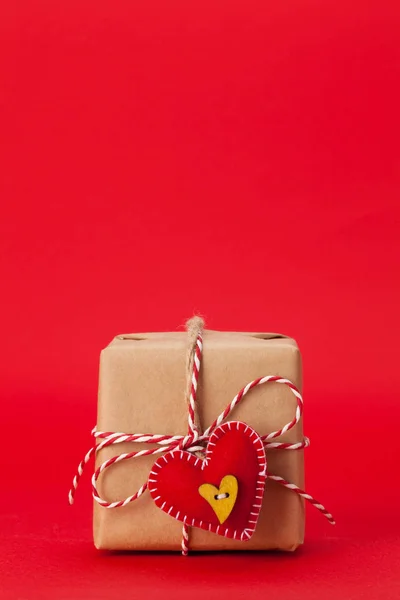 情人节礼品盒 红色背景 有复制空间 可供您问候 — 图库照片