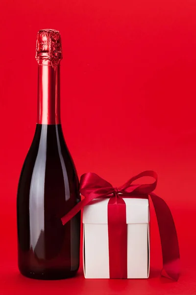 Alla Hjärtans Dag Presentförpackning Och Champagne Flaska Över Röd Bakgrund — Stockfoto