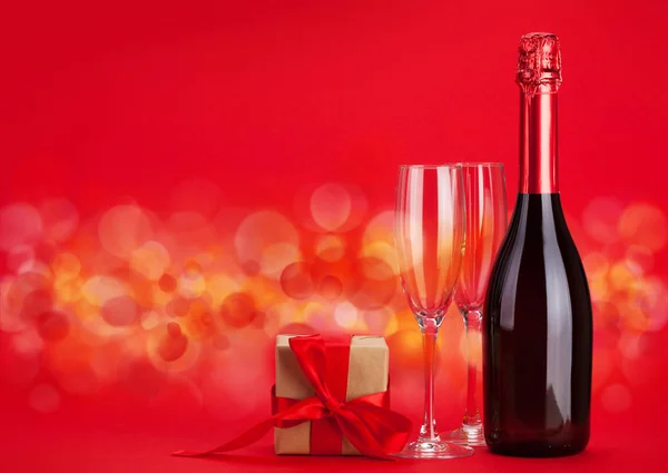 Valentines Den Dárková Krabice Láhev Šampaňského Nad Červeným Pozadím Bokeh — Stock fotografie