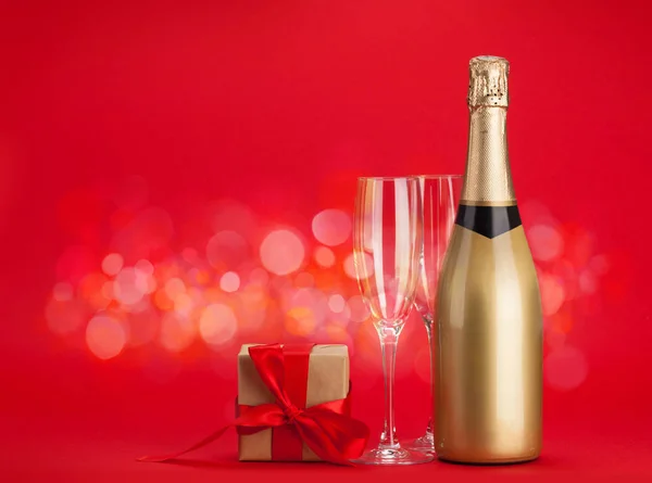 San Valentino Confezione Regalo Bottiglia Champagne Sfondo Rosso Con Bokeh — Foto Stock