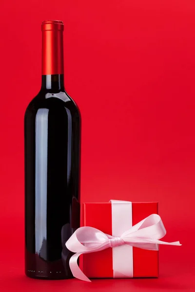Valentijnsdag Geschenkdoos Rode Wijn Fles Rode Achtergrond Met Kopieerruimte Voor — Stockfoto