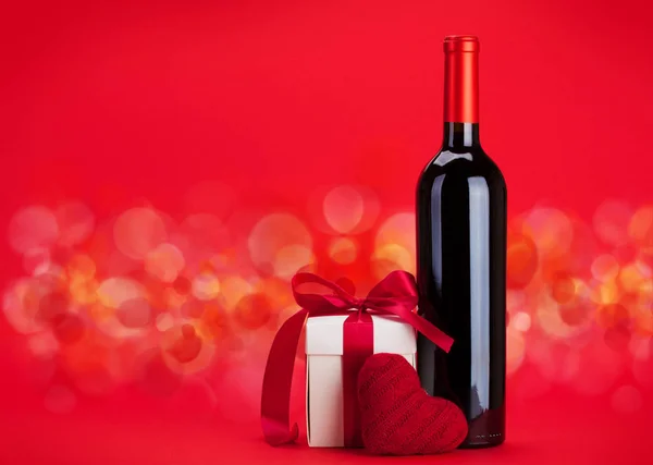 Valentines Day Gift Box Red Wine Bottle Red Background Bokeh — Stock Photo, Image