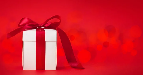 Sevgililer Günü Hediye Paketi Kırmızı Arka Planda Bokeh Selamlarınız Için — Stok fotoğraf