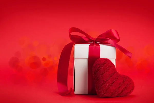 Caja Regalo San Valentín Juguete Del Corazón Sobre Fondo Rojo —  Fotos de Stock