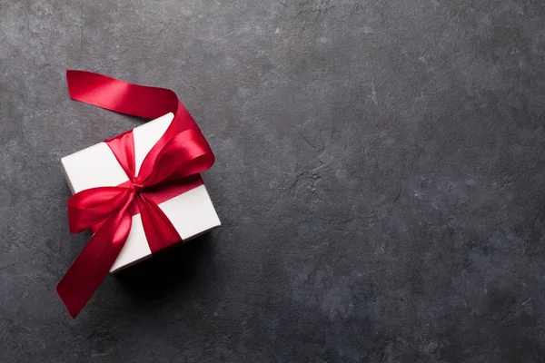 Caja Regalo San Valentín Sobre Fondo Piedra Con Espacio Copia —  Fotos de Stock