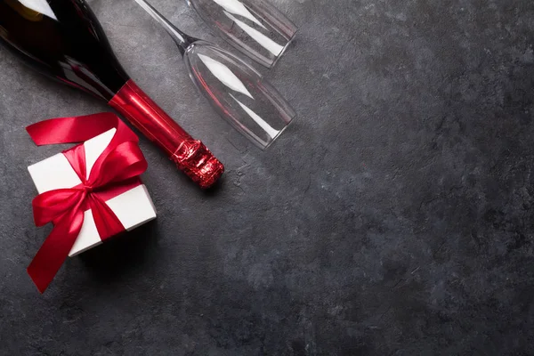 Caja Regalo San Valentín Botella Champán Sobre Fondo Piedra Con —  Fotos de Stock