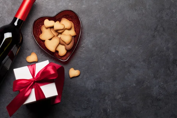 Valentijnsdag Geschenkdoos Wijnfles Hartvormige Peperkoek Koekjes Stenen Achtergrond Met Kopieerruimte — Stockfoto