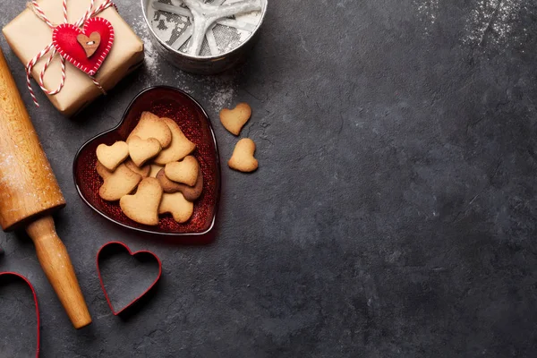 Alla Hjärtans Dag Presentförpackning Och Hjärtformade Pepparkakor Cookies Över Sten — Stockfoto