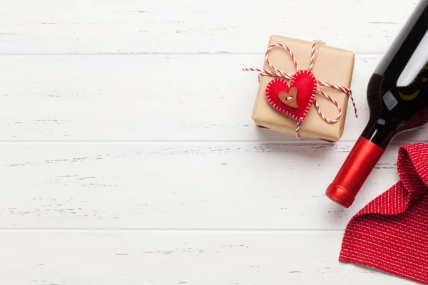 Scatola Regalo San Valentino Bottiglia Vino Rosso Sfondo Legno Con — Foto Stock