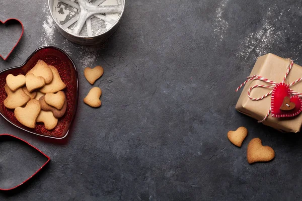 Alla Hjärtans Dag Presentförpackning Och Hjärtformade Pepparkakor Cookies Över Sten — Stockfoto