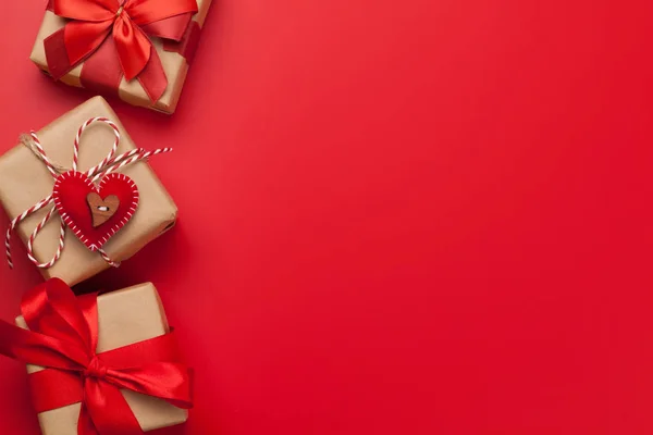 Cajas Regalo San Valentín Sobre Fondo Rojo Con Espacio Copia —  Fotos de Stock