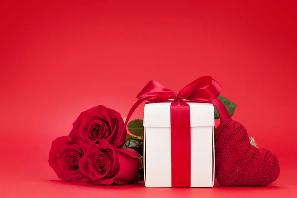 Carte Voeux Saint Valentin Avec Bouquet Fleurs Roses Boîte Cadeau — Photo