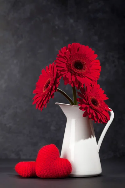 Valentin Napi Üdvözlőlapot Gerbera Virág Csokor Szív Előtt Sötét Háttér — Stock Fotó